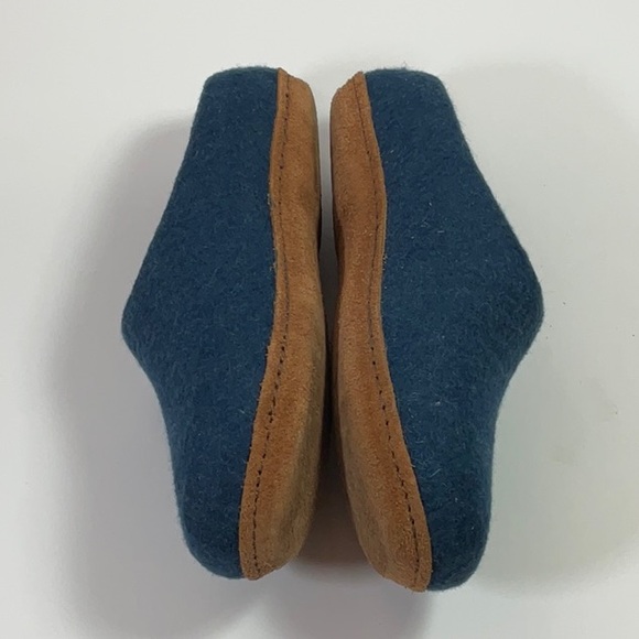 Kyrgies Handmade Wool and Leather Molded All Natural Slippers - Picture 5 of 10